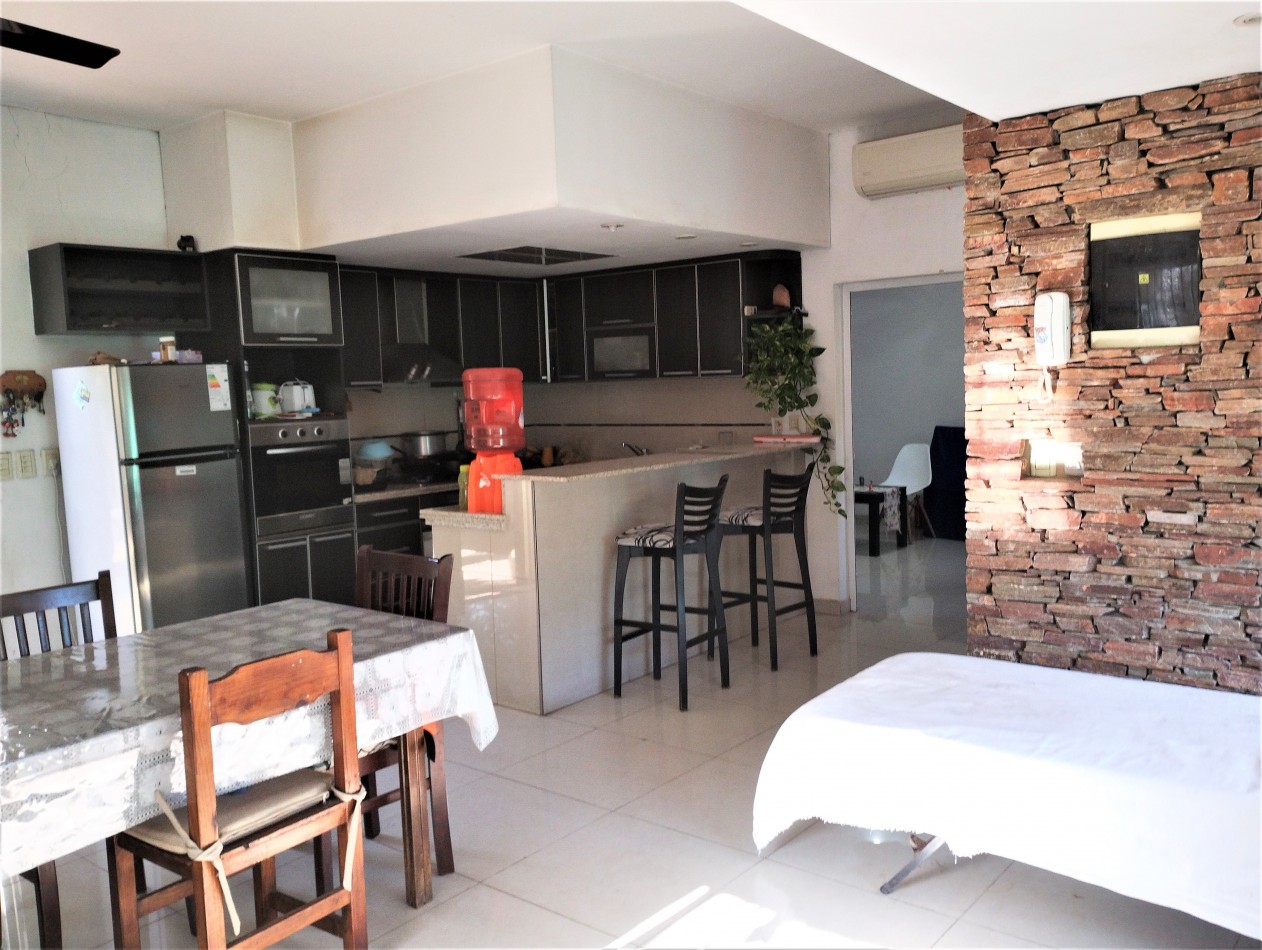 CASA AMERICANA 4 AMB. C/ PARQUE Y QUINCHO