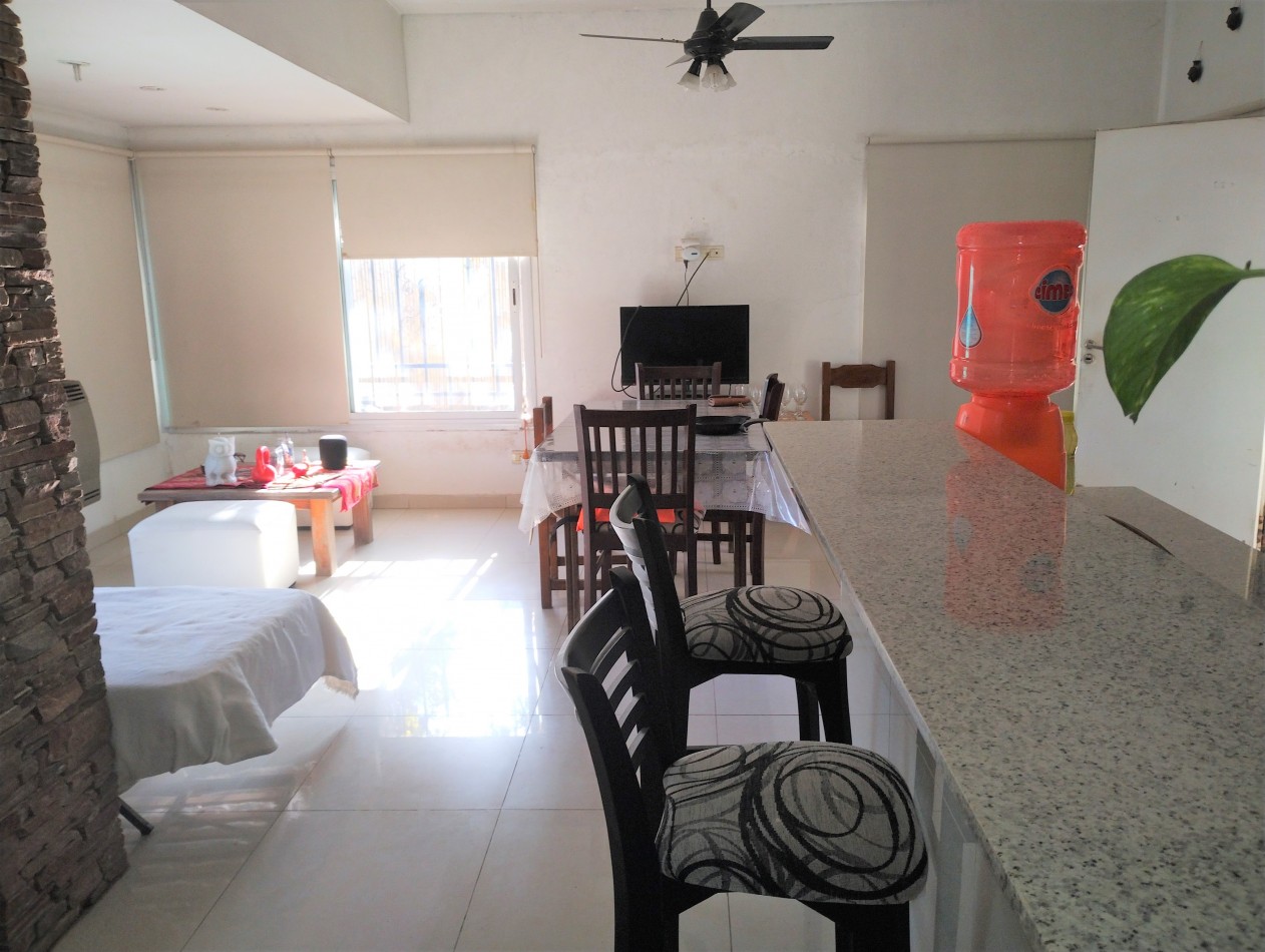 CASA AMERICANA 4 AMB. C/ PARQUE Y QUINCHO