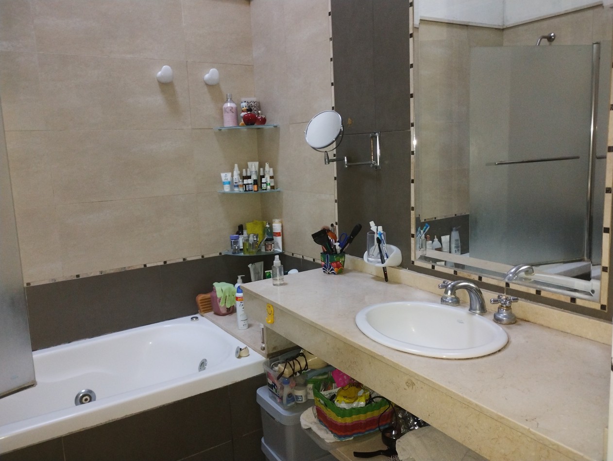 CASA AMERICANA 4 AMB. C/ PARQUE Y QUINCHO