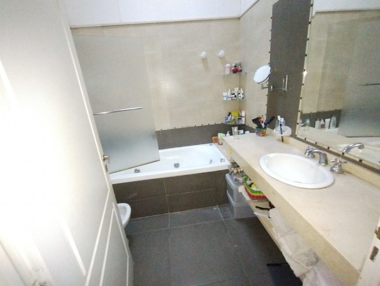 CASA AMERICANA 4 AMB. C/ PARQUE Y QUINCHO