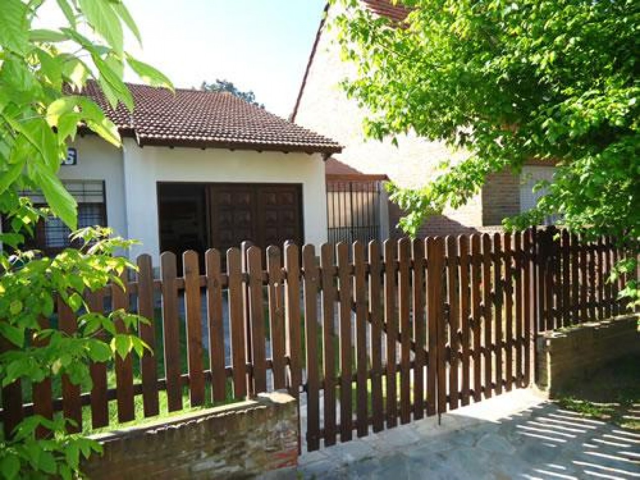 VILLA GESELL (COSTA ATLANTICA) CHALET 4 AMB. AMOBLADO + DEPTO. 2 AMB. A 500 M. DE PLAYA