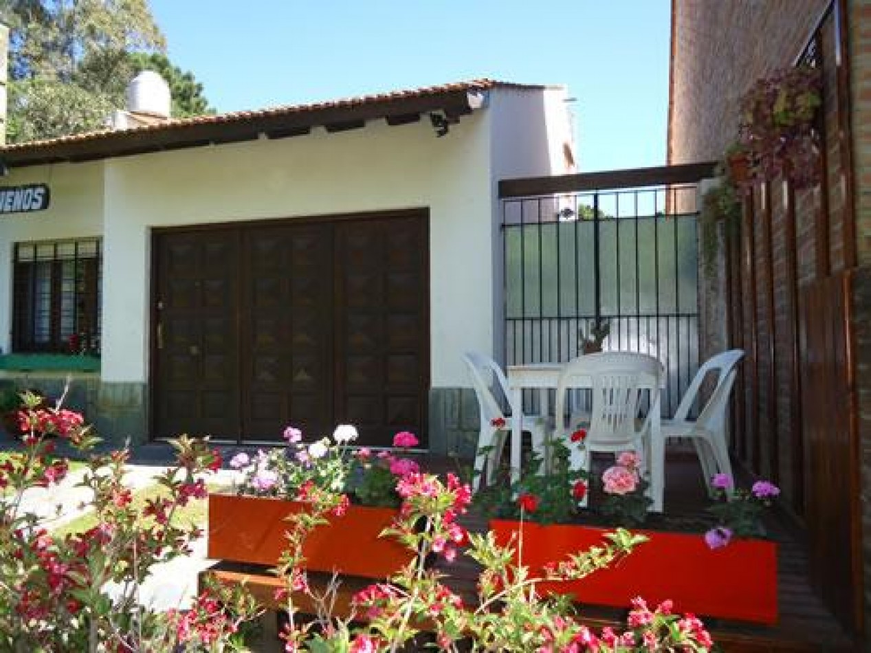 VILLA GESELL (COSTA ATLANTICA) CHALET 4 AMB. AMOBLADO + DEPTO. 2 AMB. A 500 M. DE PLAYA