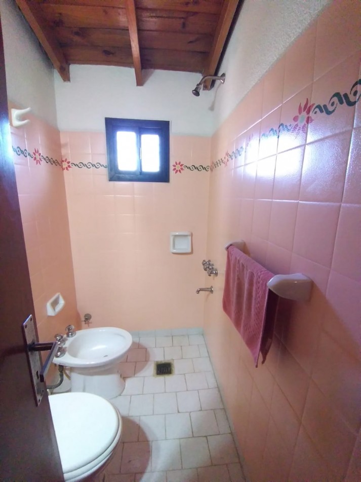 VILLA GESELL (COSTA ATLANTICA) CHALET 4 AMB. AMOBLADO + DEPTO. 2 AMB. A 500 M. DE PLAYA