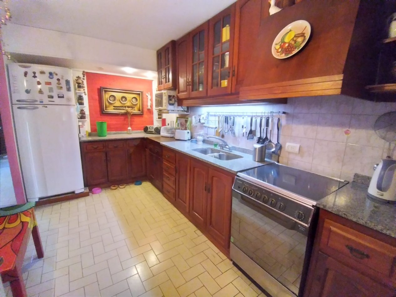 VILLA GESELL (COSTA ATLANTICA) CHALET 4 AMB. AMOBLADO + DEPTO. 2 AMB. A 500 M. DE PLAYA