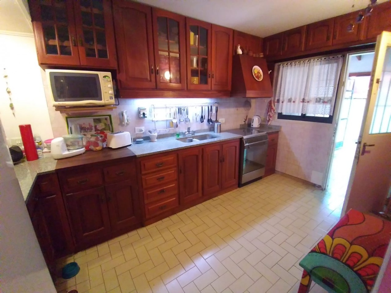 VILLA GESELL (COSTA ATLANTICA) CHALET 4 AMB. AMOBLADO + DEPTO. 2 AMB. A 500 M. DE PLAYA