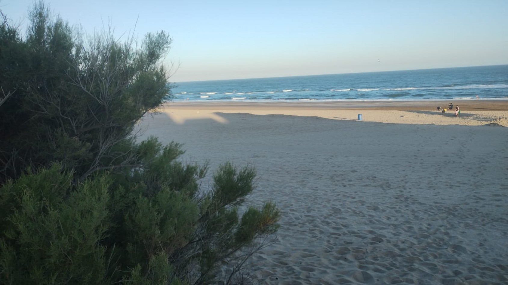 VILLA GESELL (COSTA ATLANTICA) CHALET 4 AMB. AMOBLADO + DEPTO. 2 AMB. A 500 M. DE PLAYA