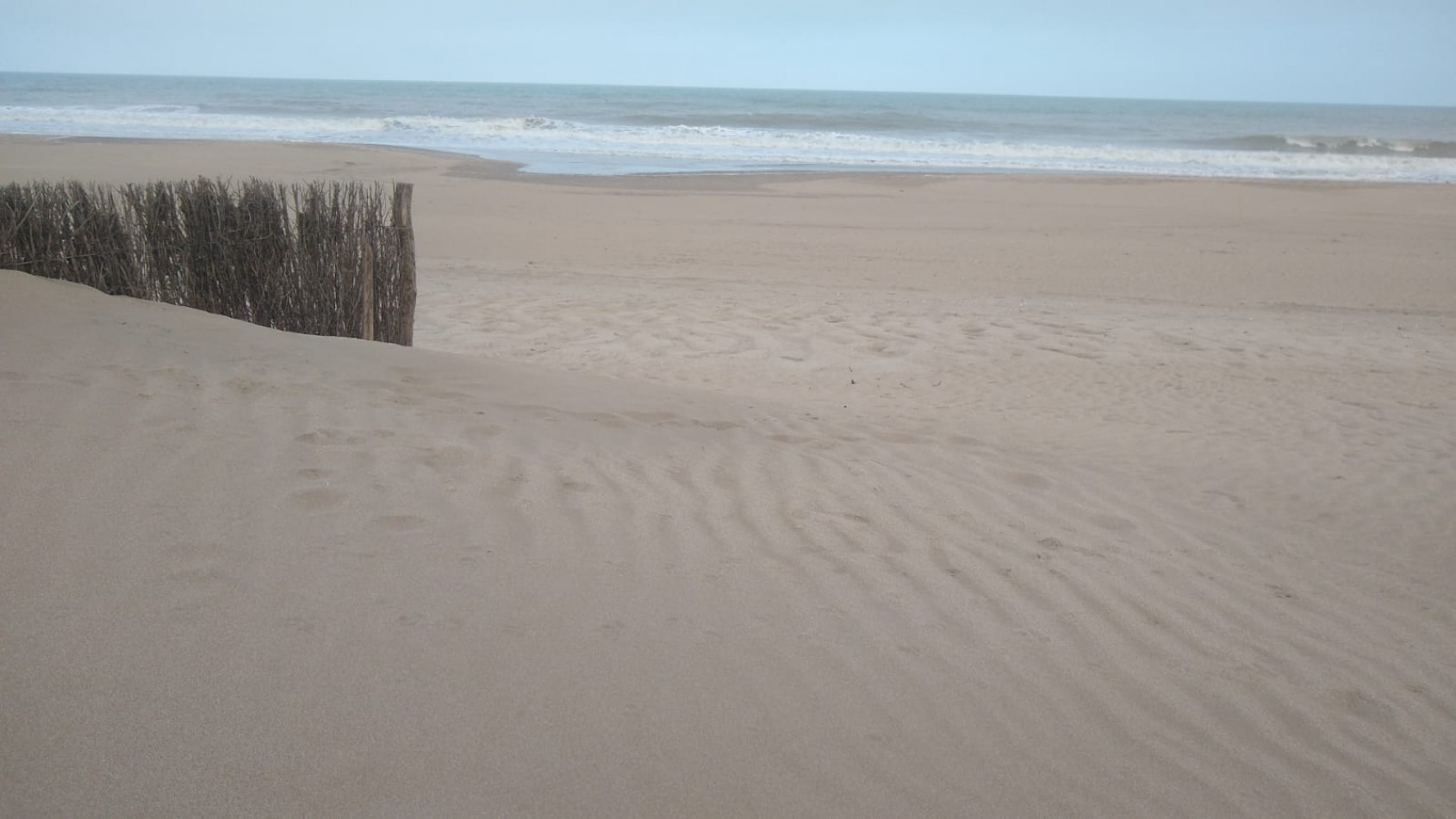 VILLA GESELL (COSTA ATLANTICA) CHALET 4 AMB. AMOBLADO + DEPTO. 2 AMB. A 500 M. DE PLAYA