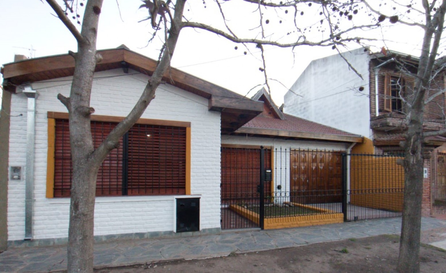 CHALET 3 AMB. GARAGE  2 VEHICULOS/ PATIO
