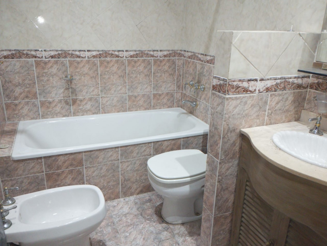 CHALET 3 AMB. GARAGE  2 VEHICULOS/ PATIO