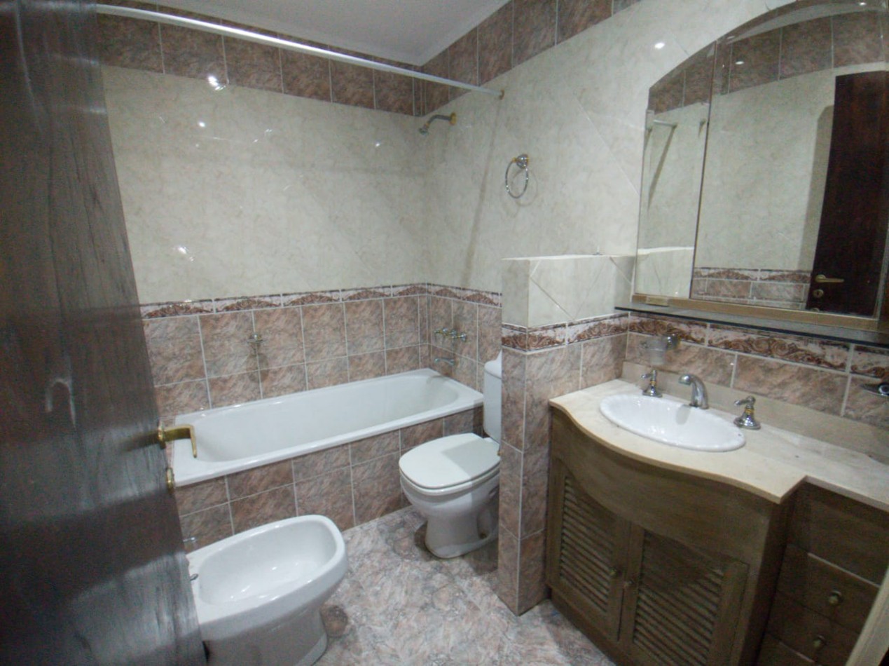 CHALET 3 AMB. GARAGE  2 VEHICULOS/ PATIO