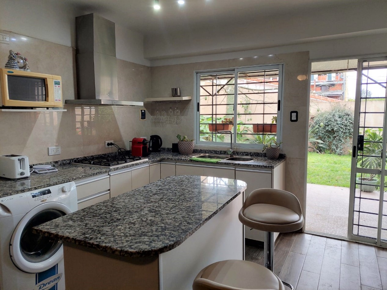 CASA 4 AMB.  JARDIN Y COCHERA   ( DON TORCUATO)