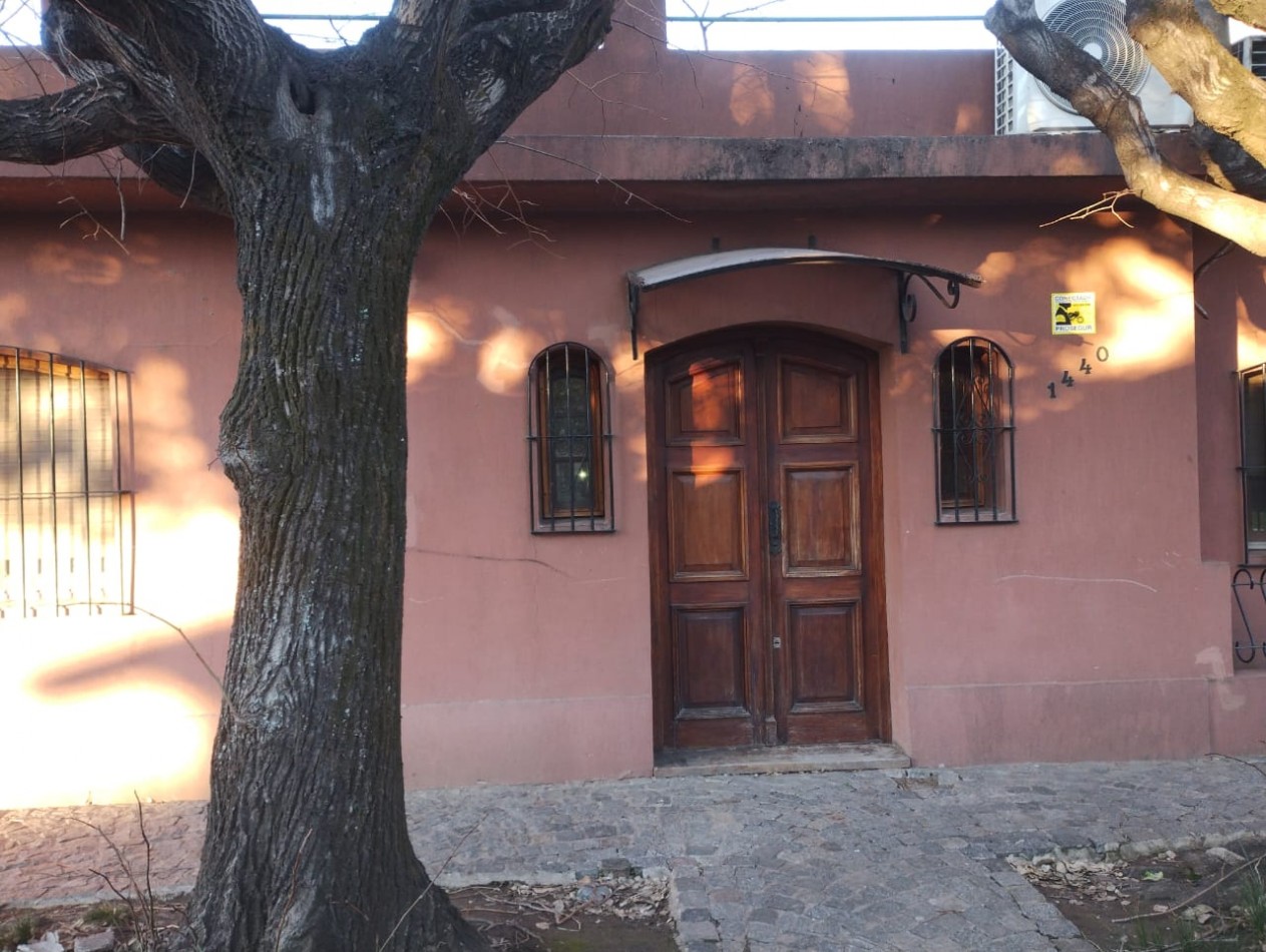 CASA 4 AMB.  JARDIN Y COCHERA   ( DON TORCUATO)