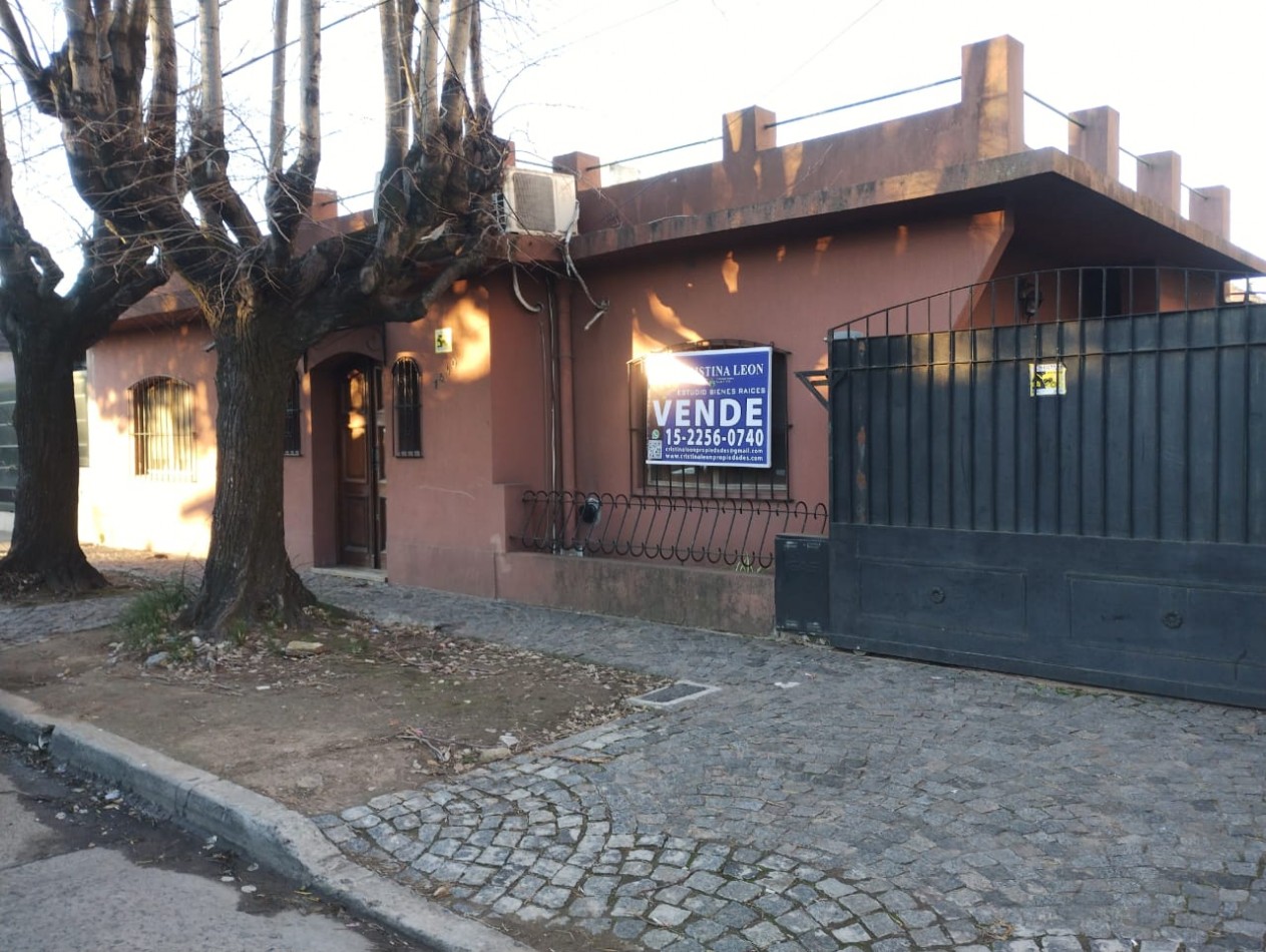 CASA 4 AMB.  JARDIN Y COCHERA   ( DON TORCUATO)
