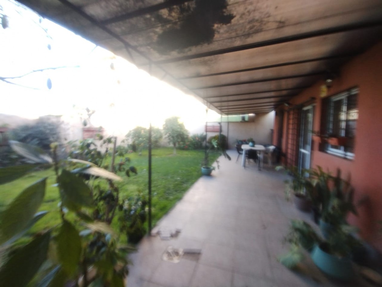 CASA 4 AMB.  JARDIN Y COCHERA   ( DON TORCUATO)
