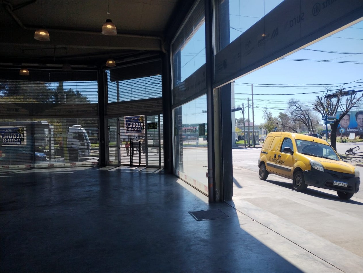 LOCAL ESQUINA  200 M2 C/ ENTREPISO (SOBRE RUTA NAC. 197)