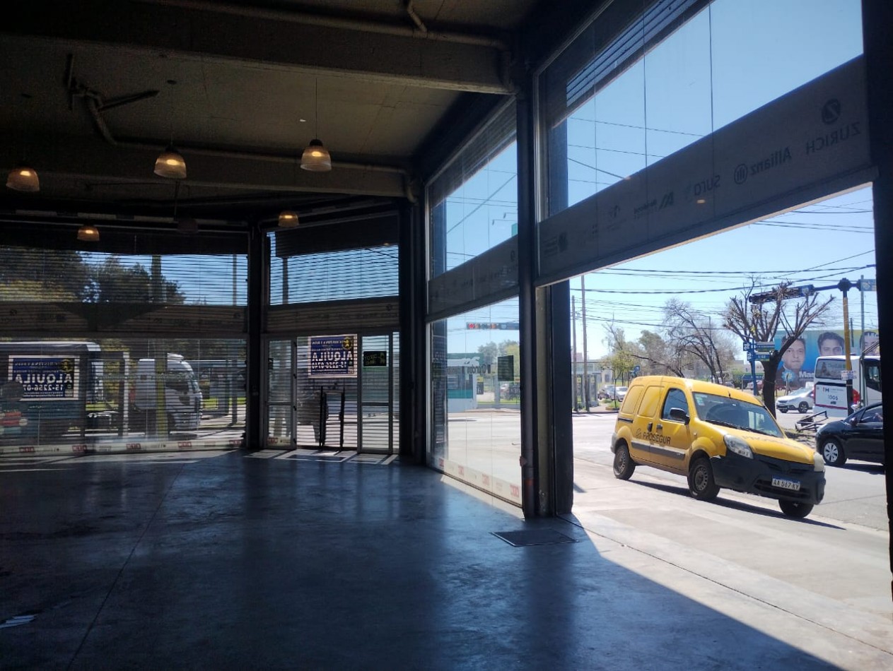 LOCAL ESQUINA  200 M2 C/ ENTREPISO (SOBRE RUTA NAC. 197)