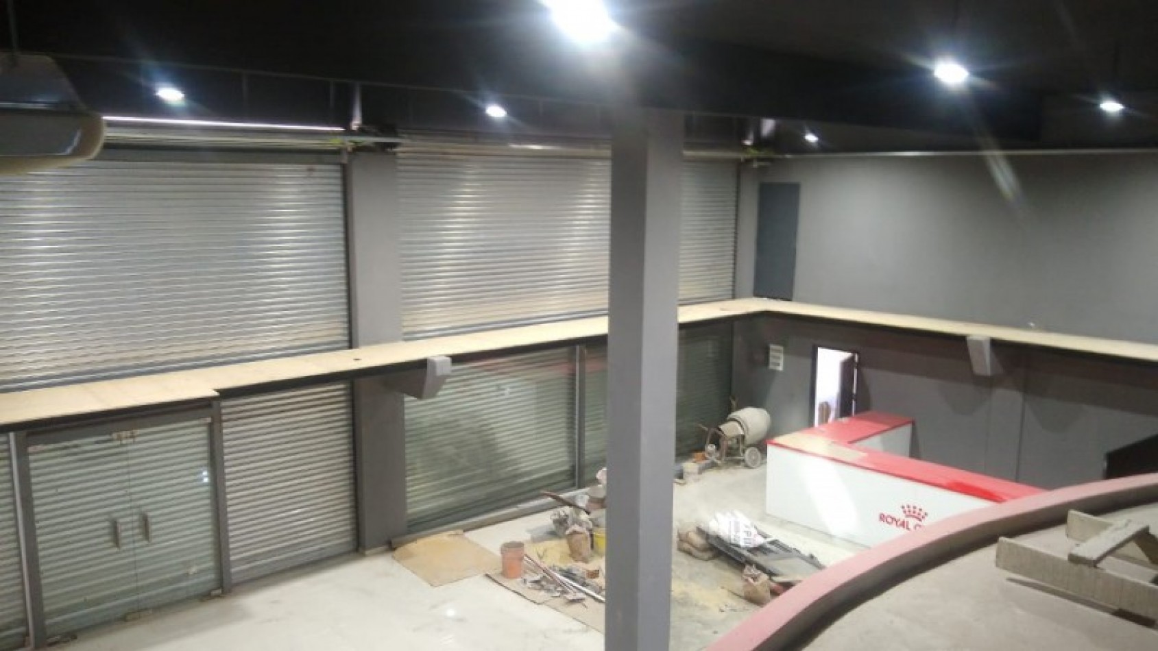 LOCAL 300 M2. C/ ENTREPISO / 2 GALPONES / ESPACIO AEREO P/ CONSTRUIR 2 PISOS/ LOTE 700 M2. 