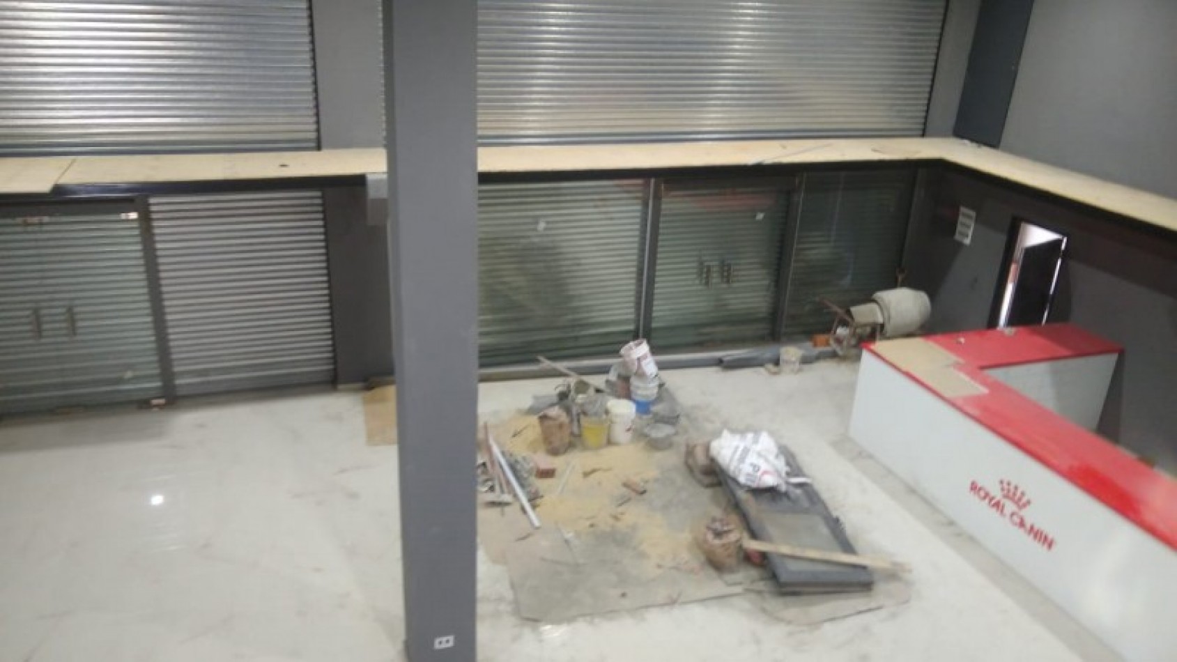 LOCAL 300 M2. C/ ENTREPISO / 2 GALPONES / ESPACIO AEREO P/ CONSTRUIR 2 PISOS/ LOTE 700 M2. 