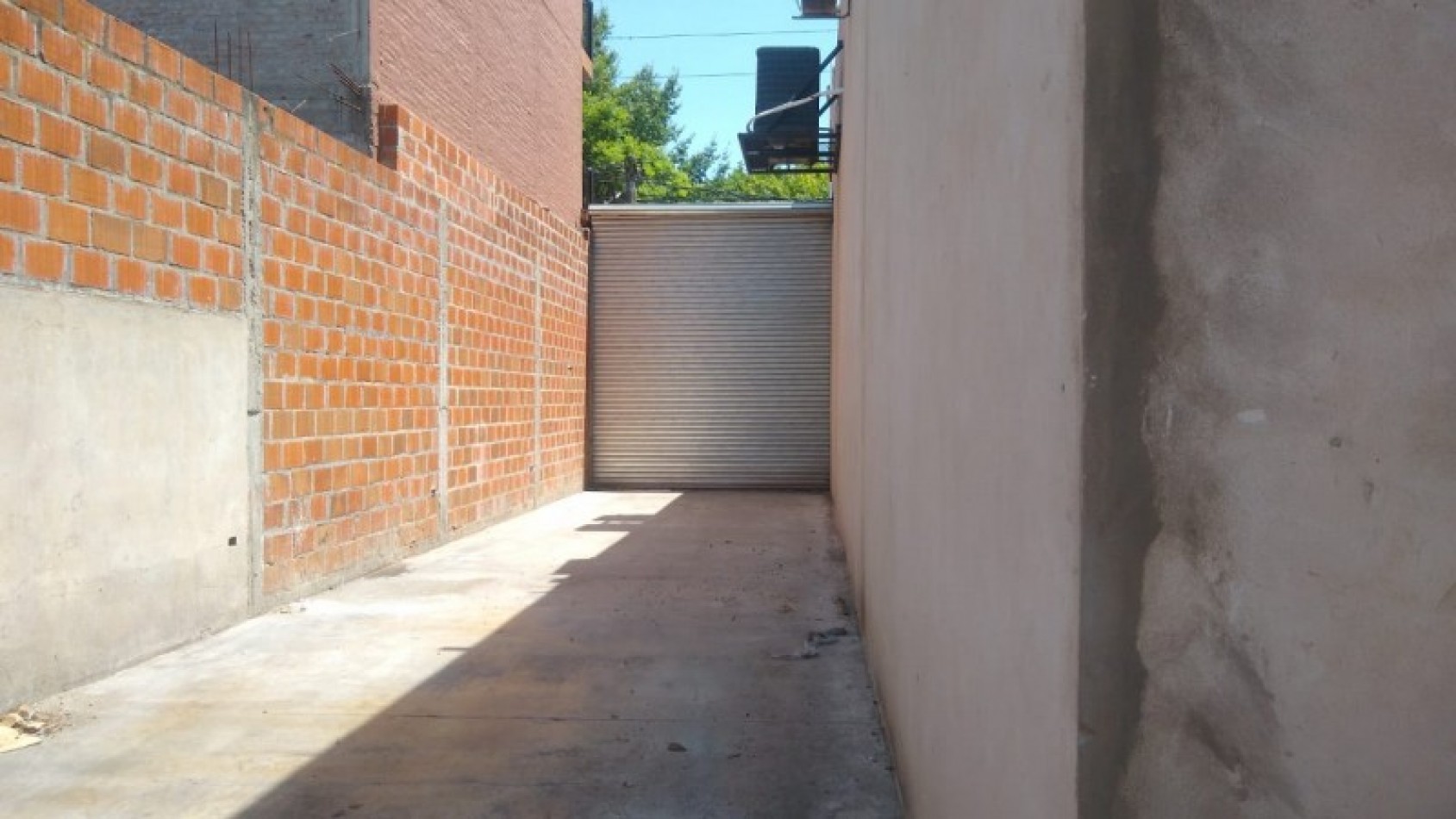 LOCAL 300 M2. C/ ENTREPISO / 2 GALPONES / ESPACIO AEREO P/ CONSTRUIR 2 PISOS/ LOTE 700 M2. 