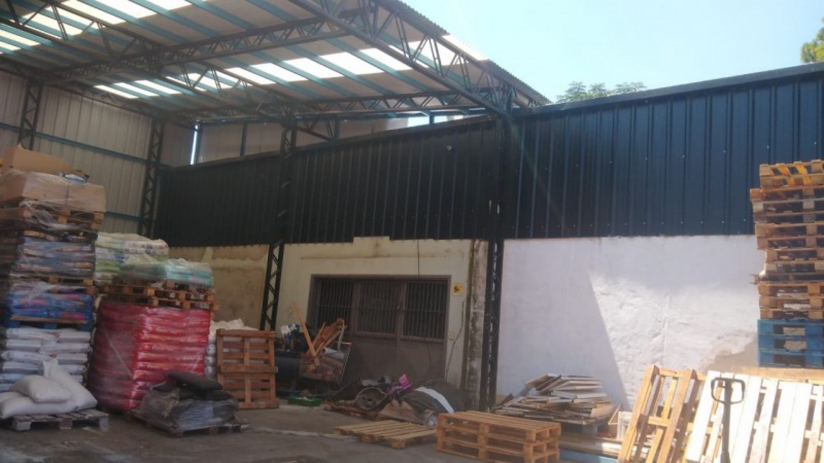 LOCAL 300 M2. C/ ENTREPISO / 2 GALPONES / ESPACIO AEREO P/ CONSTRUIR 2 PISOS/ LOTE 700 M2. 