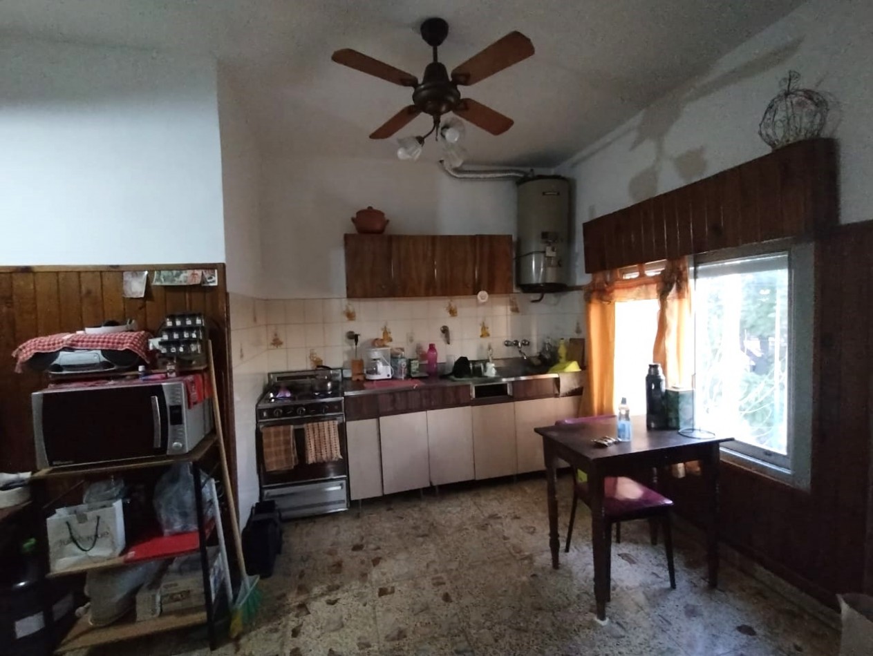 CASA DE 3 AMB. 2 PLANTAS     C/ 2 LOCALES