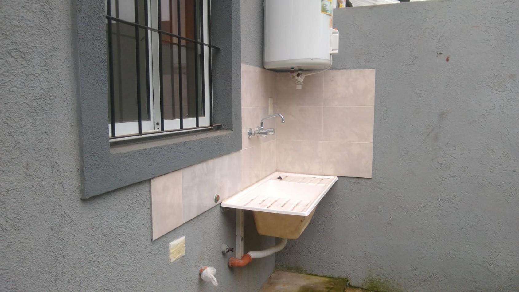 DUPLEX DE 3 AMB. C/ ENTRADA DE AUTO Y PATIO