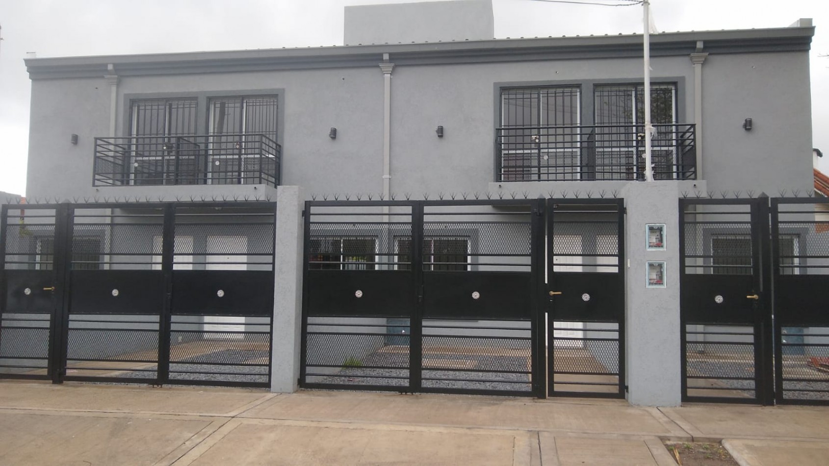 DUPLEX 3 AMB.  C/PATIO Y ENTRADA DE AUTO