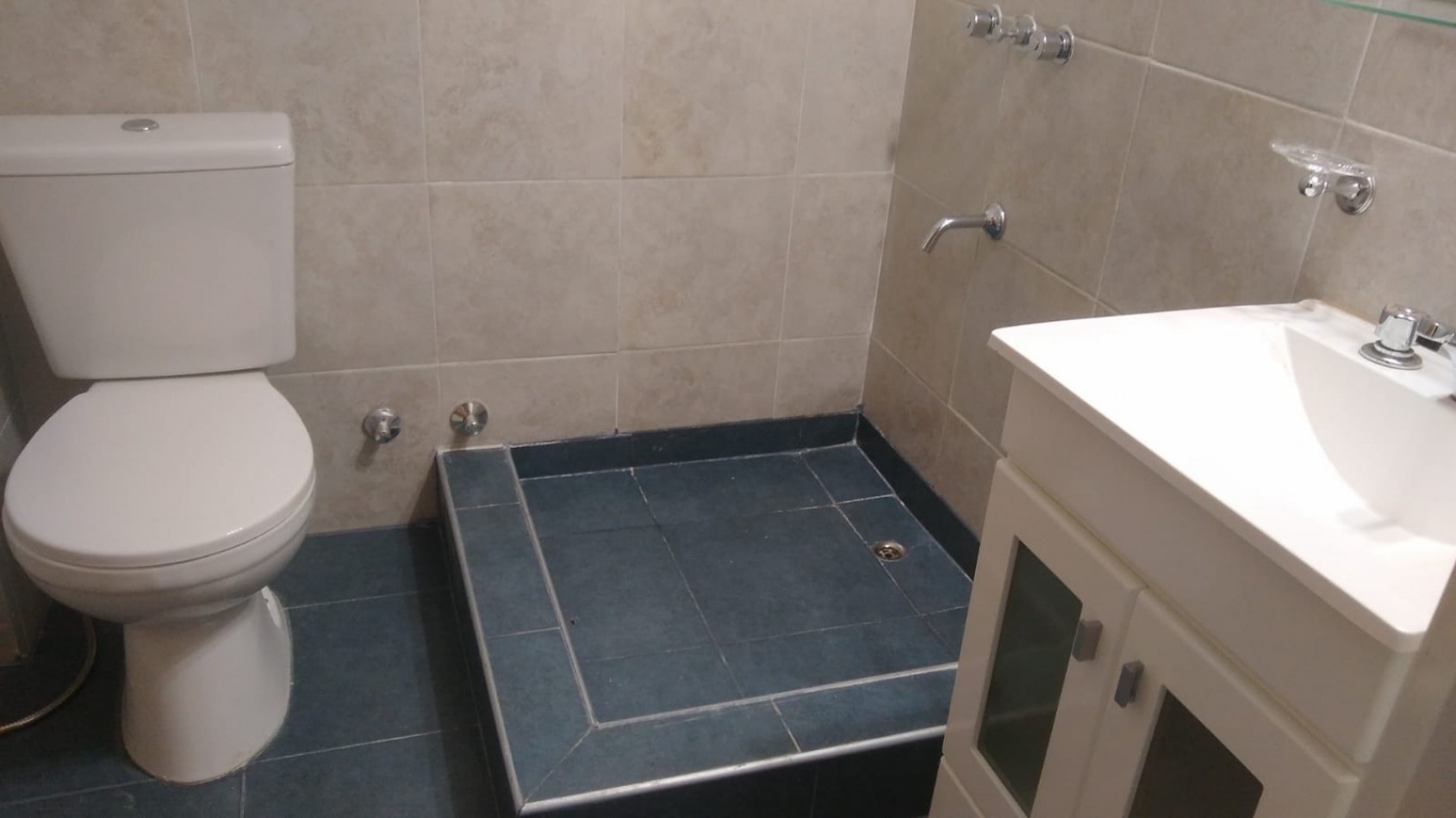 DUPLEX 3 AMB.  C/PATIO Y ENTRADA DE AUTO