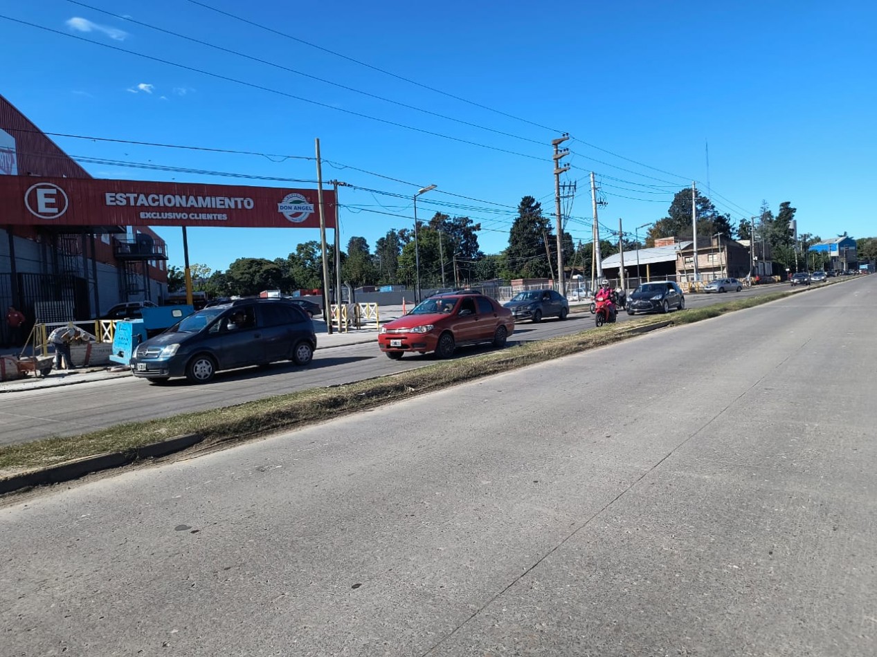 EXCLUSIVO PREDIO SOBRE RUTA 8- LOTE ESQUINA 1.800 M2. GALPON 570 M2. UNICO!!!