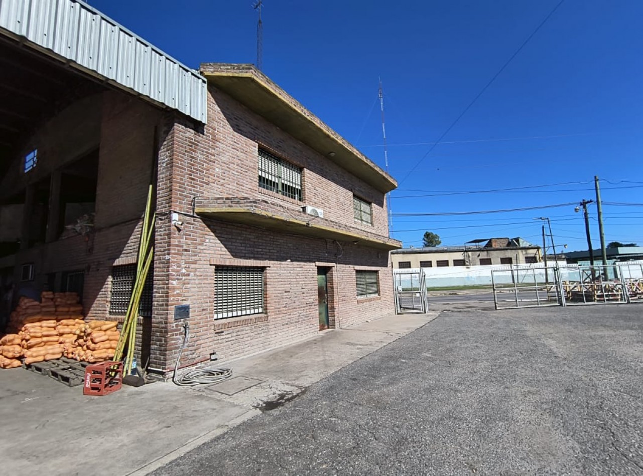 EXCLUSIVO PREDIO SOBRE RUTA 8- LOTE ESQUINA 1.800 M2. GALPON 570 M2. UNICO!!!