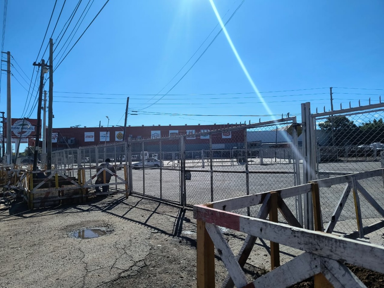 EXCLUSIVO PREDIO SOBRE RUTA 8- LOTE ESQUINA 1.800 M2. GALPON 570 M2. UNICO!!!