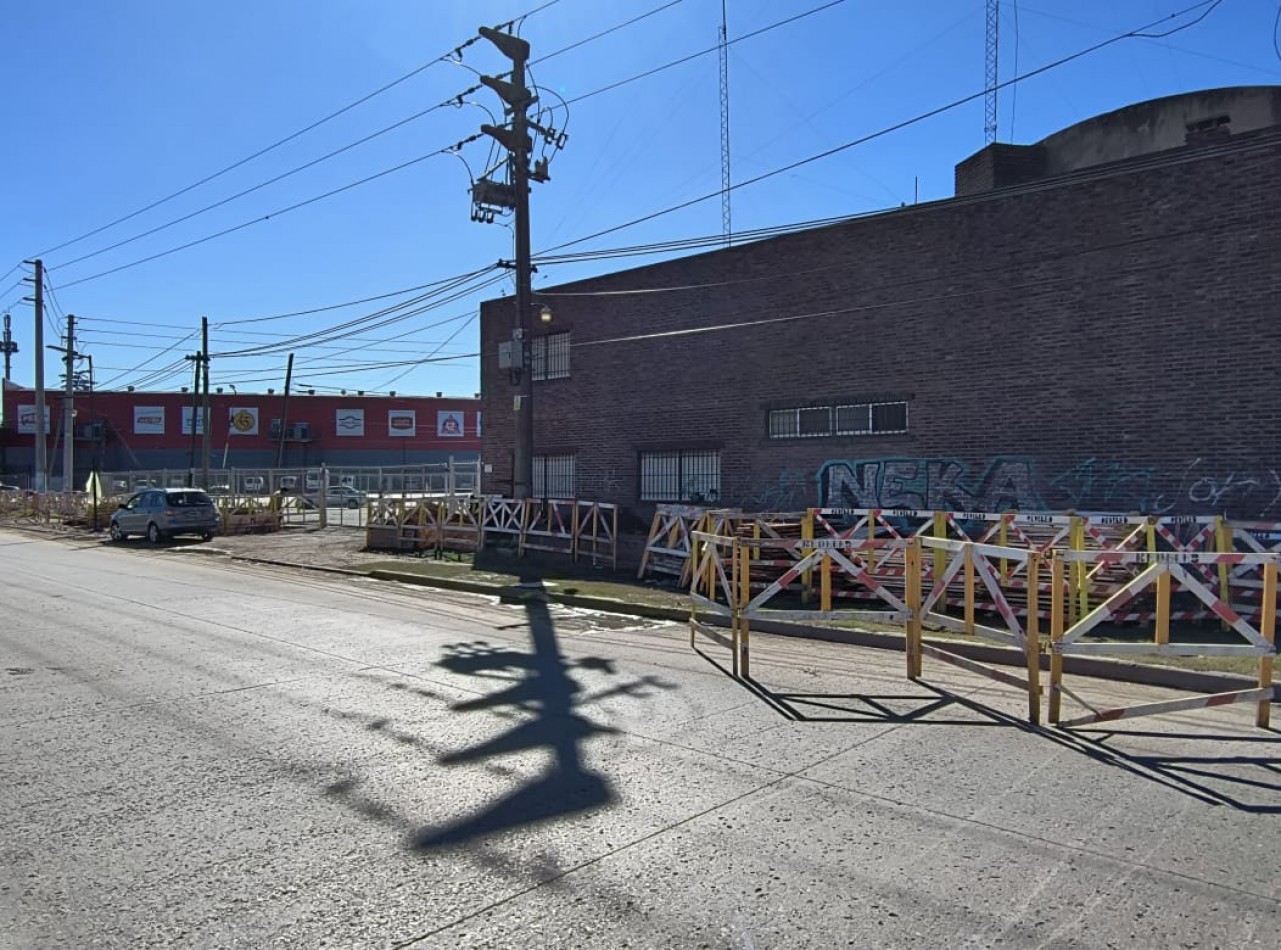 EXCLUSIVO PREDIO SOBRE RUTA 8- LOTE ESQUINA 1.800 M2. GALPON 570 M2. UNICO!!!