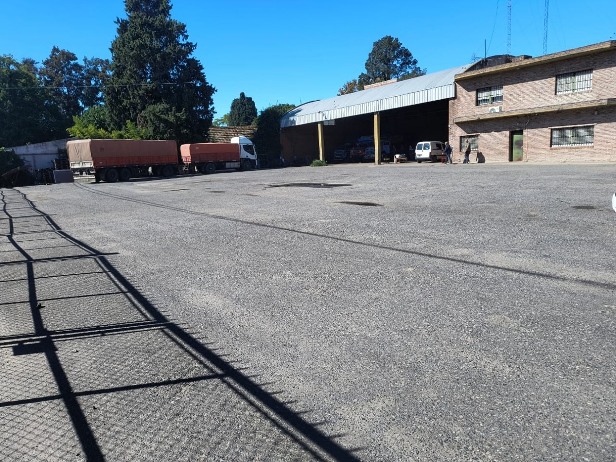 EXCLUSIVO PREDIO SOBRE RUTA 8- LOTE ESQUINA 1.800 M2. GALPON 570 M2. UNICO!!!