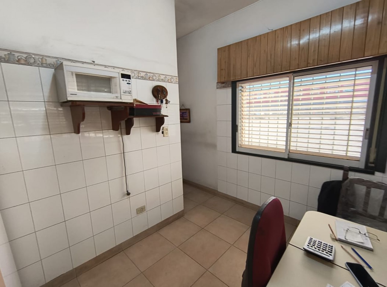 EXCLUSIVO PREDIO SOBRE RUTA 8- LOTE ESQUINA 1.800 M2. GALPON 570 M2. UNICO!!!