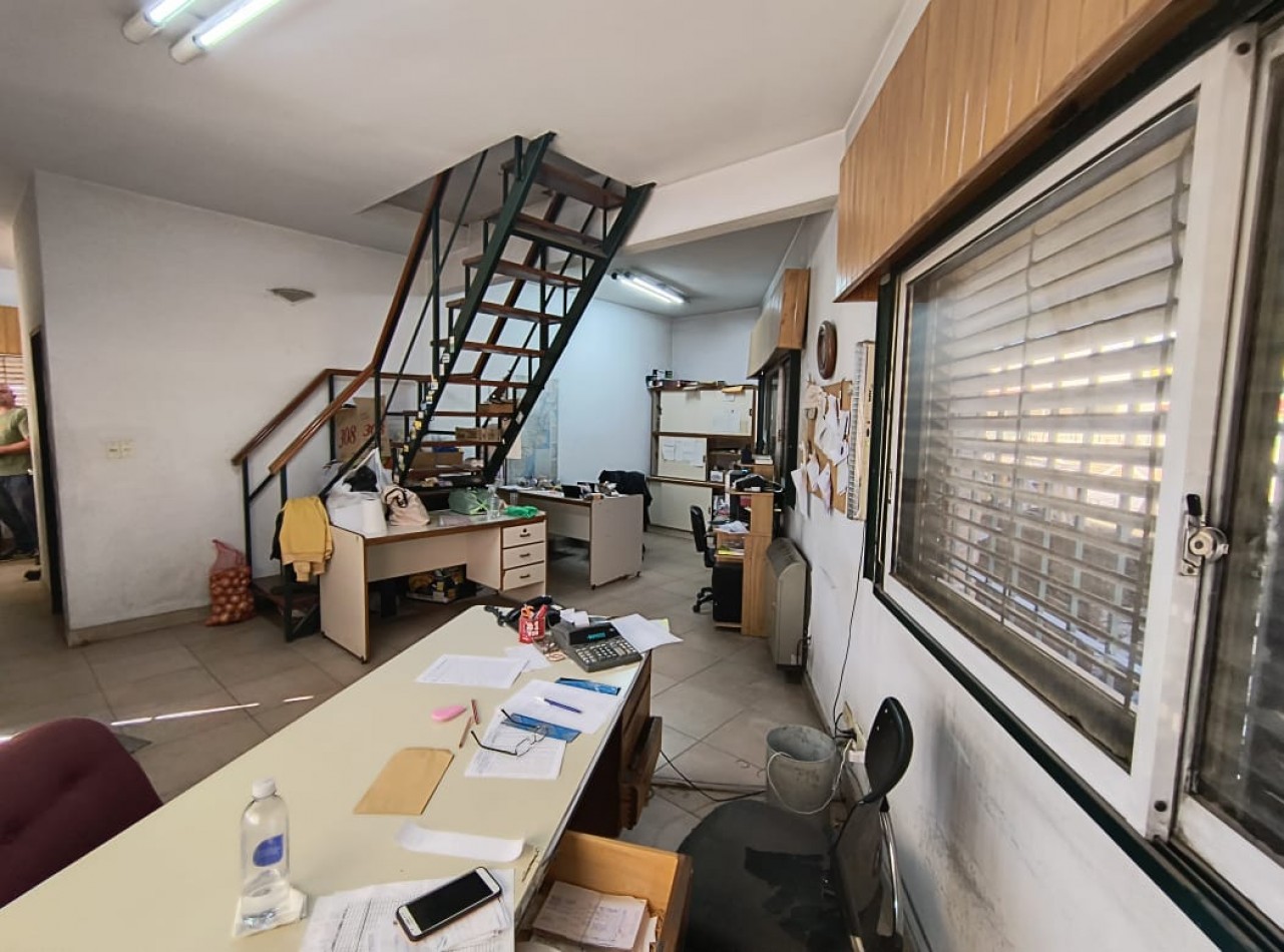 EXCLUSIVO PREDIO SOBRE RUTA 8- LOTE ESQUINA 1.800 M2. GALPON 570 M2. UNICO!!!