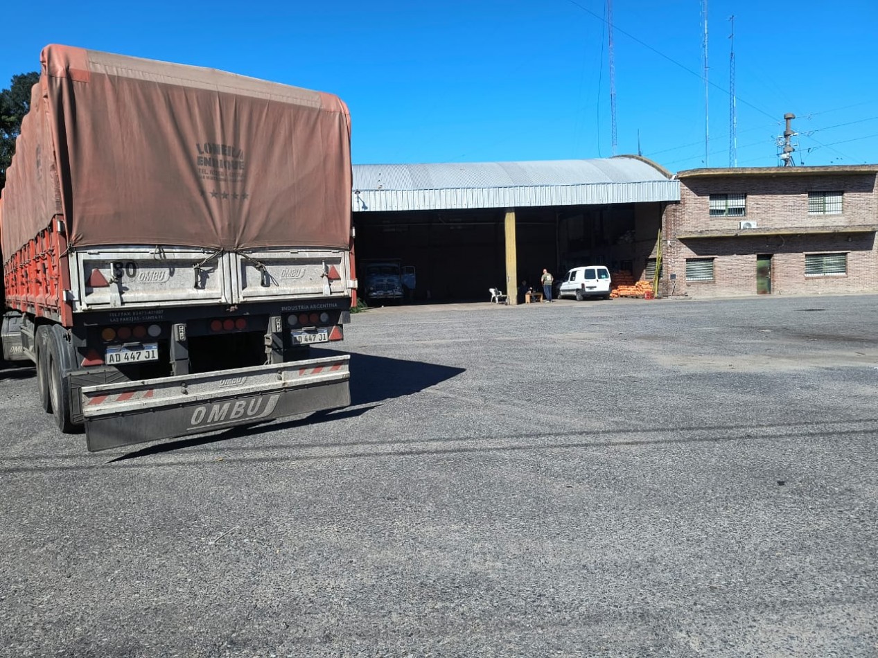 EXCLUSIVO PREDIO SOBRE RUTA 8- LOTE ESQUINA 1.800 M2. GALPON 570 M2. UNICO!!!