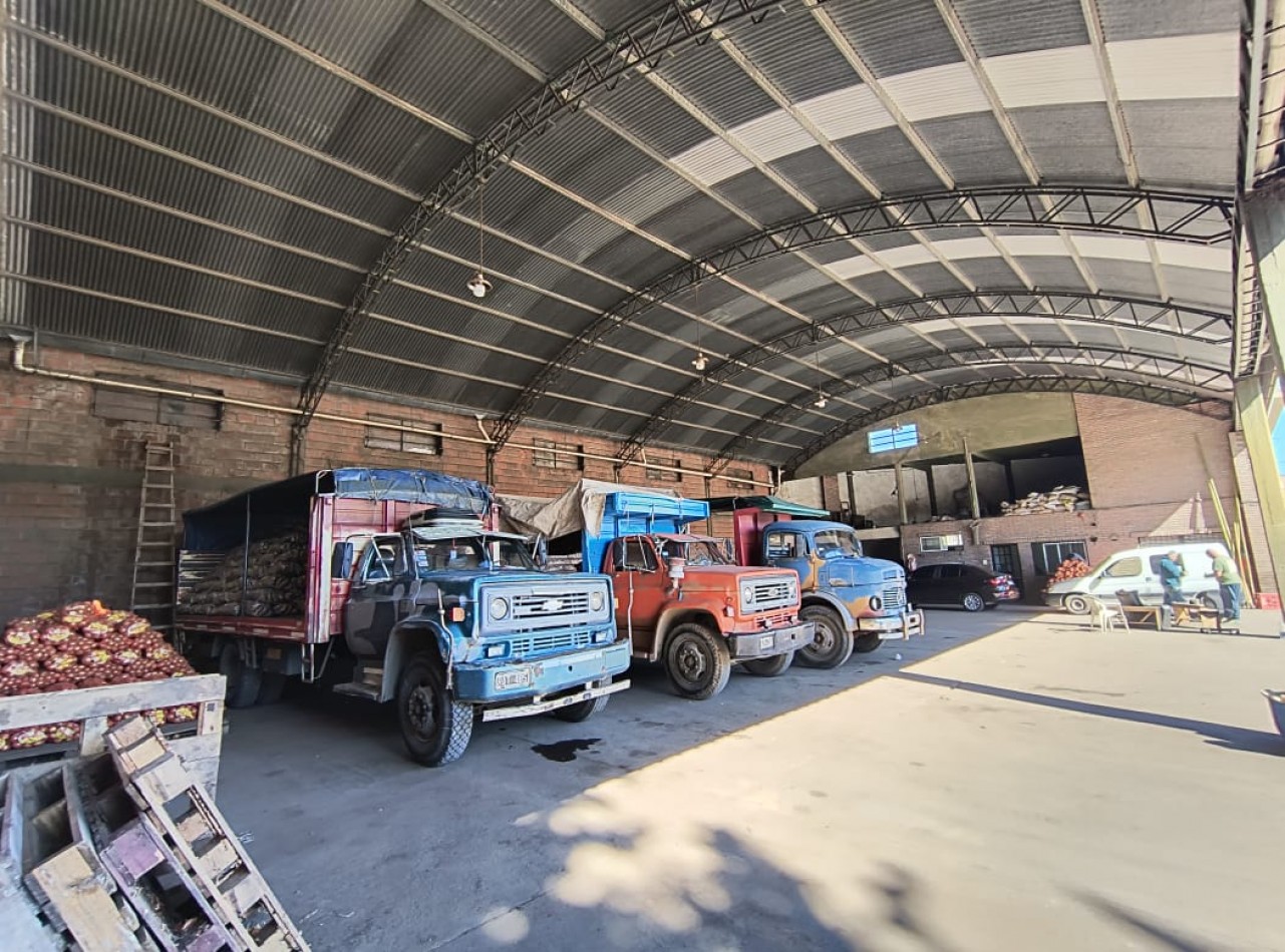 EXCLUSIVO PREDIO SOBRE RUTA 8- LOTE ESQUINA 1.800 M2. GALPON 570 M2. UNICO!!!