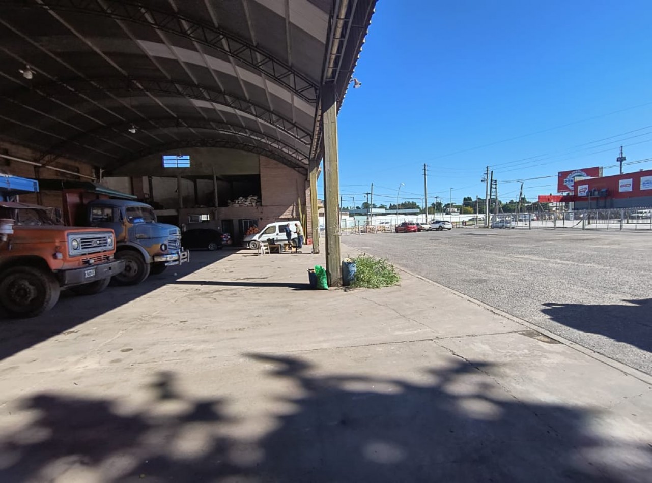 EXCLUSIVO PREDIO SOBRE RUTA 8- LOTE ESQUINA 1.800 M2. GALPON 570 M2. UNICO!!!