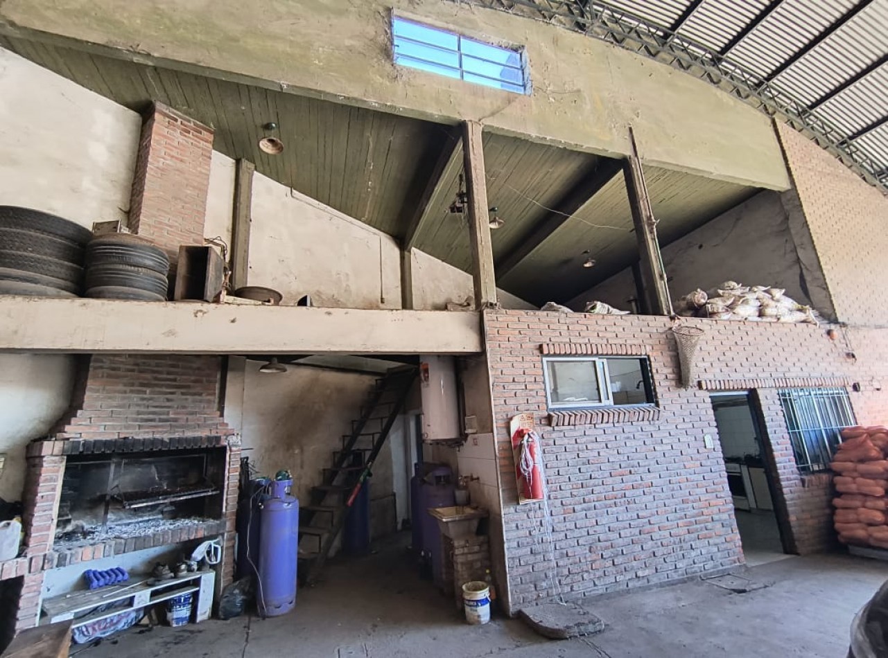 EXCLUSIVO PREDIO SOBRE RUTA 8- LOTE ESQUINA 1.800 M2. GALPON 570 M2. UNICO!!!