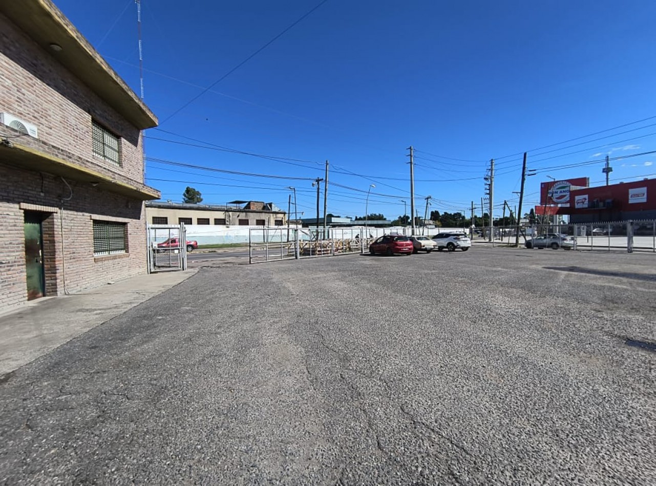 EXCLUSIVO PREDIO SOBRE RUTA 8- LOTE ESQUINA 1.800 M2. GALPON 570 M2. UNICO!!!