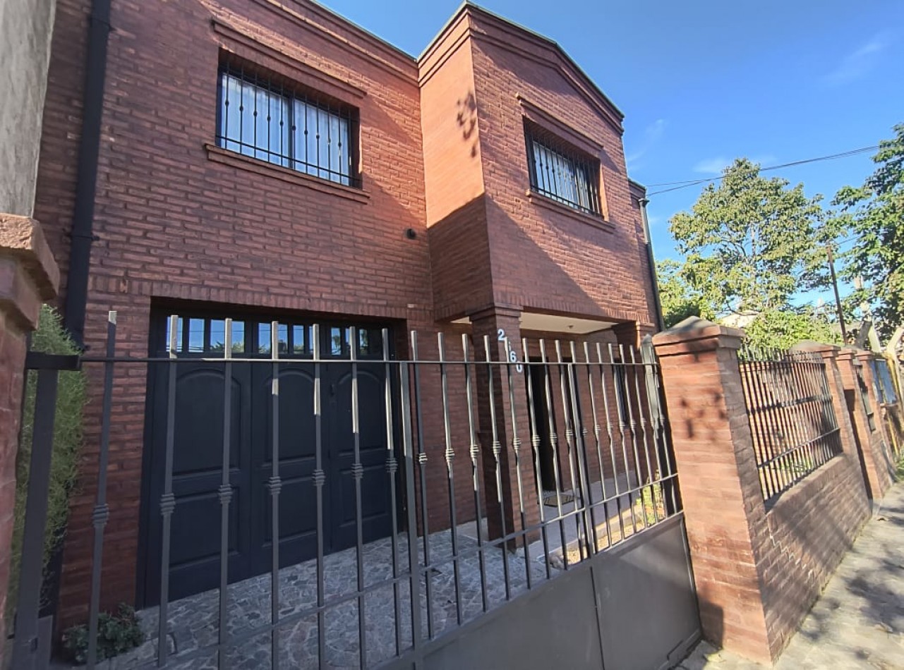 CASA 4 AMB. 2 PLANTAS C/ GARAGE Y PARQUE