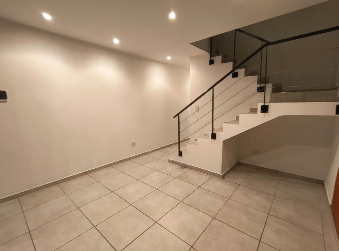 DUPLEX  3 AMB. C/ PATIO Y ENTRADA VEHICULO