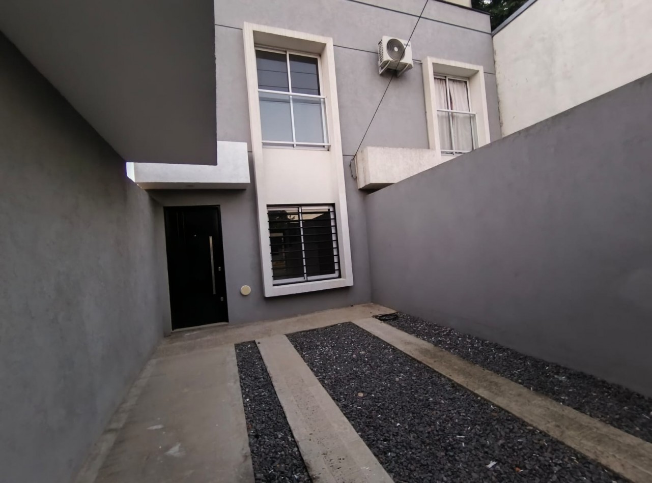 DUPLEX  3 AMB. C/ PATIO Y ENTRADA VEHICULO
