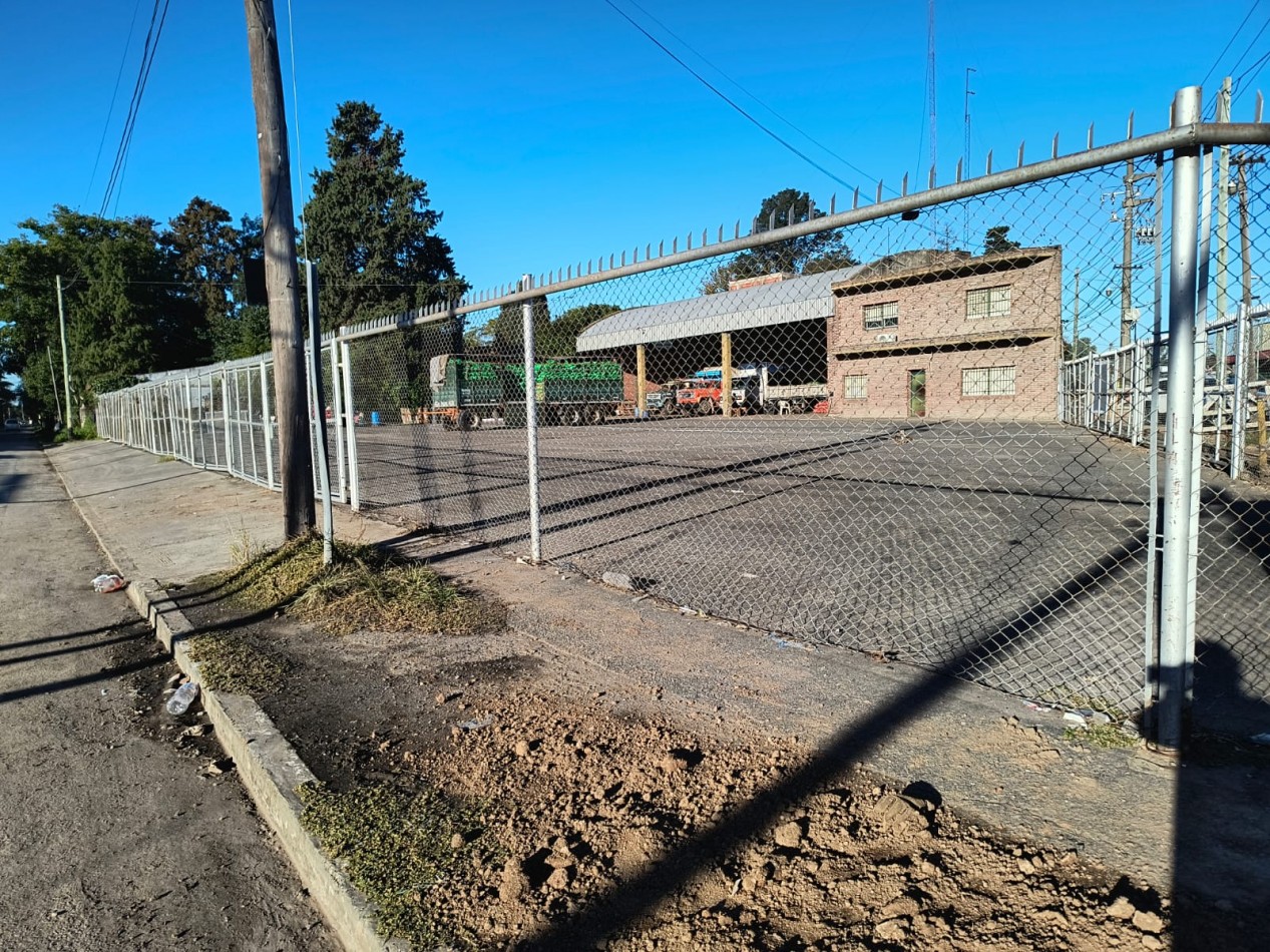 EXCLUSIVO PREDIO SOBRE RUTA 8- LOTE ESQUINA 1.800 M2. GALPON 570 M2. UNICO!!!