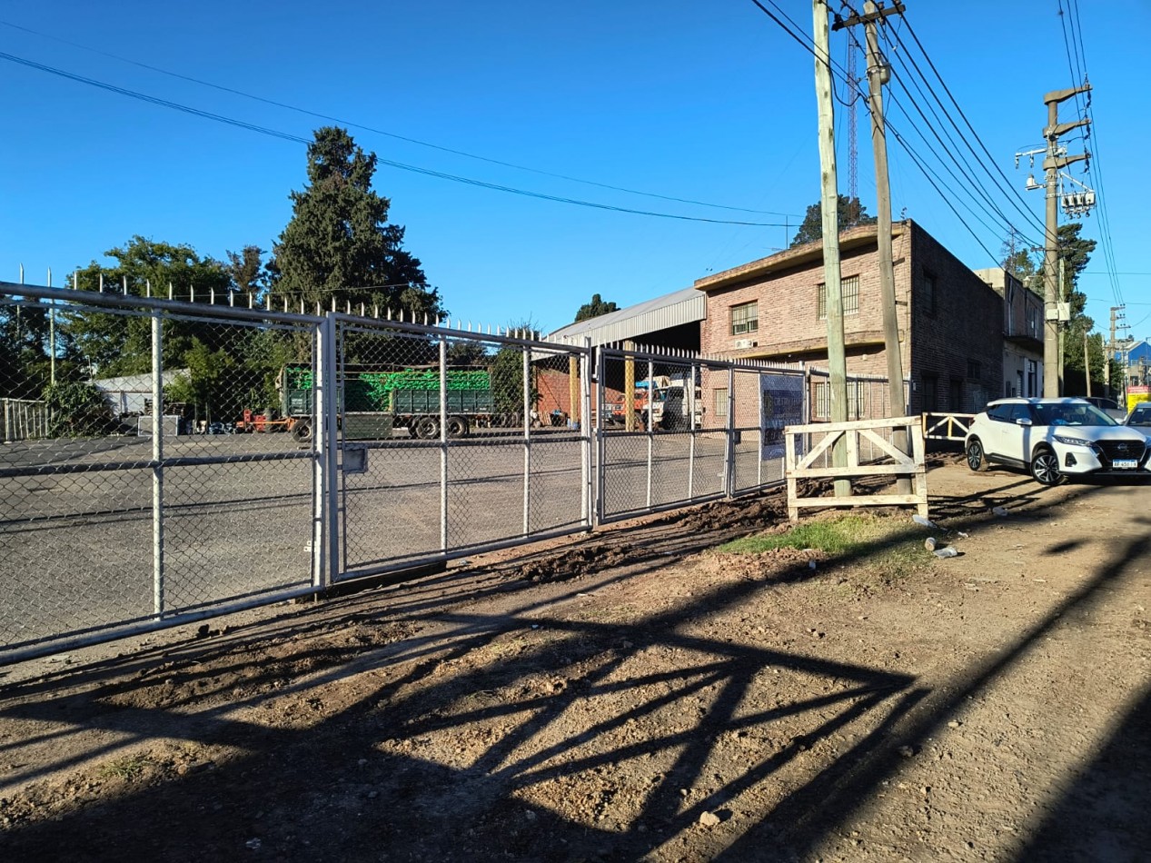 EXCLUSIVO PREDIO SOBRE RUTA 8- LOTE ESQUINA 1.800 M2. GALPON 570 M2. UNICO!!!