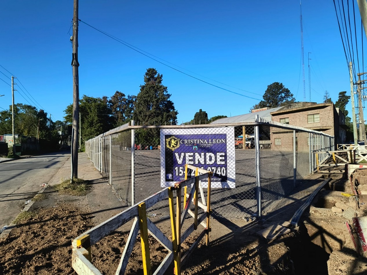 EXCLUSIVO PREDIO SOBRE RUTA 8- LOTE ESQUINA 1.800 M2. GALPON 570 M2. UNICO!!!