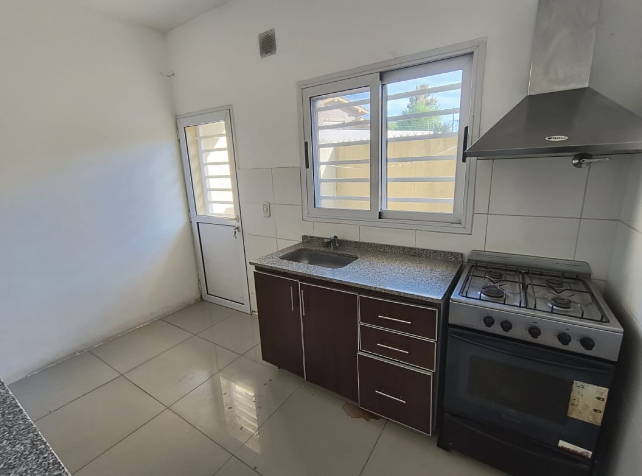 DUPLEX DE 3 AMB. PATIO/BALCON/COCHERA/QUINCHO Y PISCINA