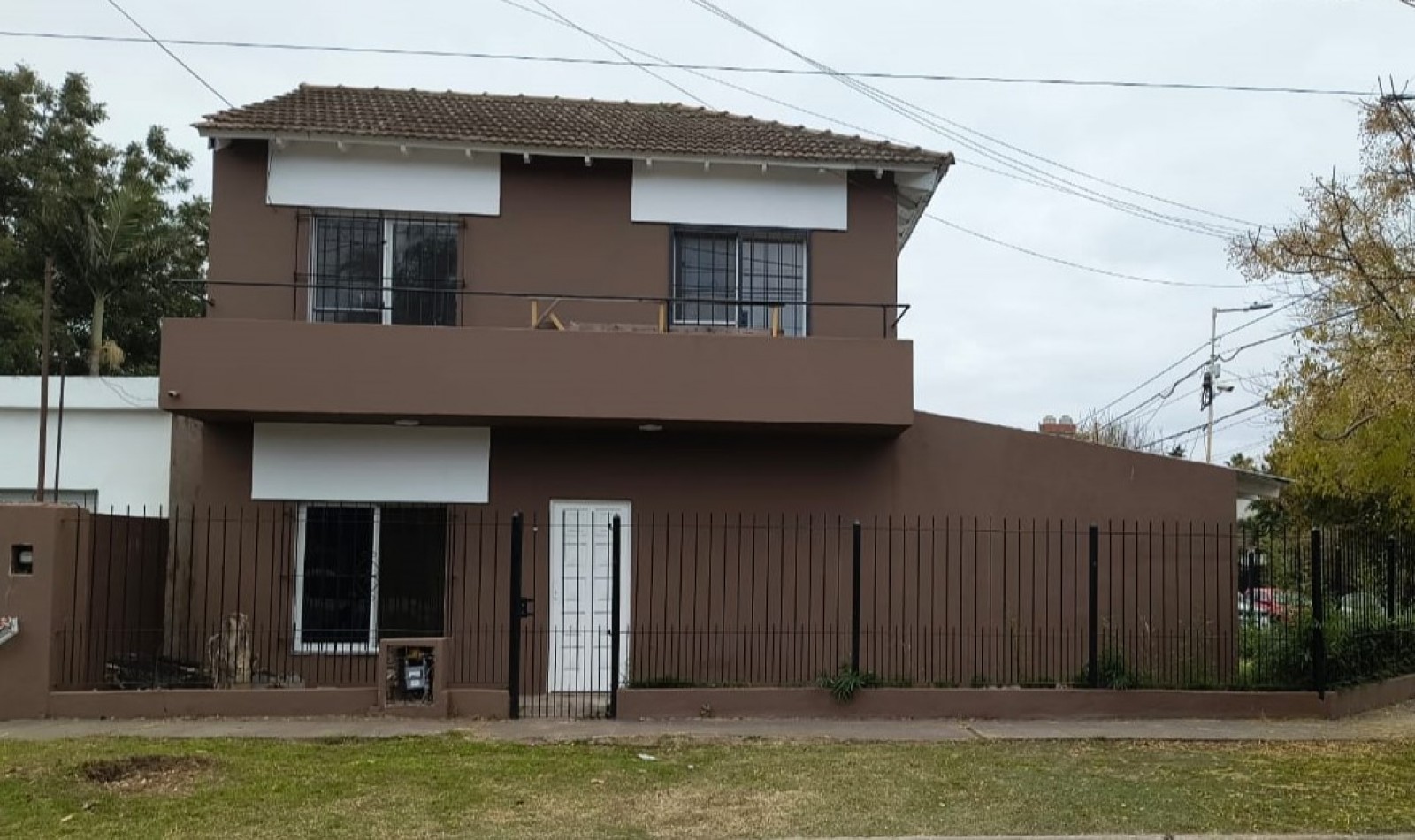 CASA  3 AMB. 2 PLANTAS C/ PARQUE Y ENTRADA DE AUTO