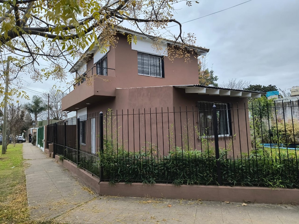 CASA  3 AMB. 2 PLANTAS C/ PARQUE Y ENTRADA DE AUTO