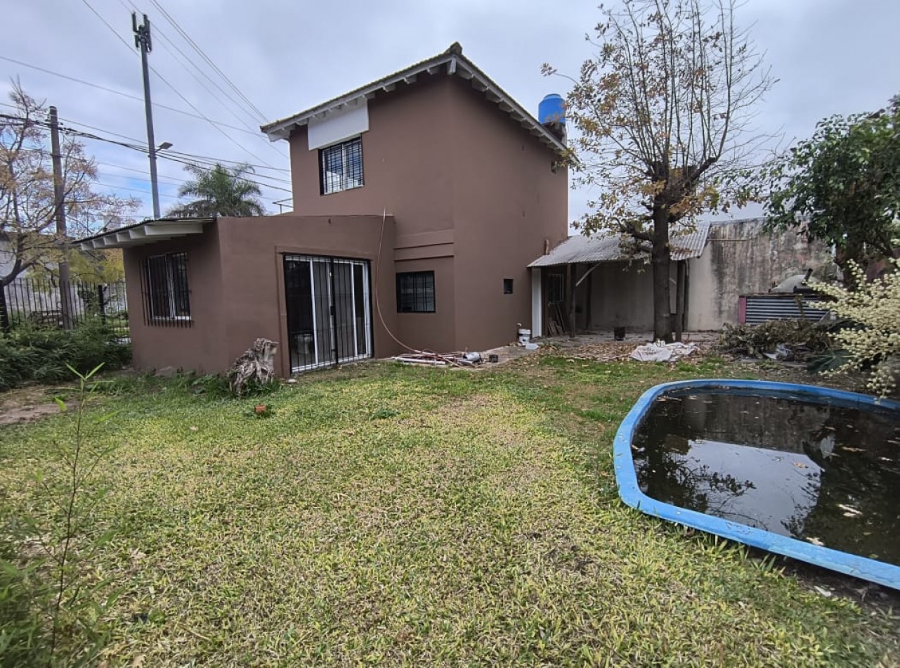 CASA  3 AMB. 2 PLANTAS C/ PARQUE Y ENTRADA DE AUTO